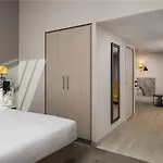 Hilton Garden La Hotel
